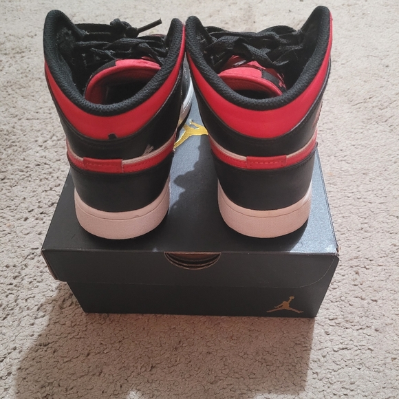 Air Jordan 1 Mid (GS) - Picture 2 of 6